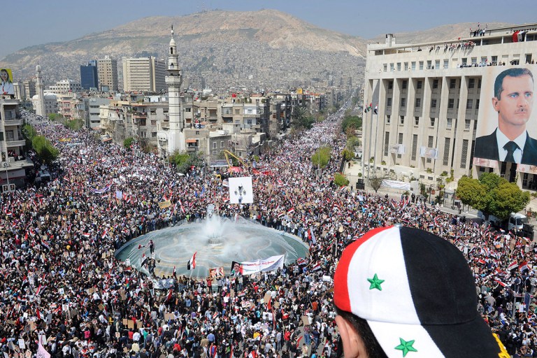 Het is 2011 en Syrië is aan de beurt om te vallen. Het truukje van Gene Sharp wordt aangezwengeld en de 'opstandelingen' komen tevoorschijn. De steun van de bevolking aan president Assad wordt niet getoond.. Want herken je deze beelden..?